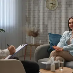 Kobieta rozmawia z terapeutą, który notuje. Może to być część diagnozy adhd u dorosłych test.