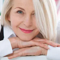 Ile trwa menopauza? Poznaj etapy i czas objawów (średnio 10 lat)