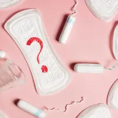 Pytajnik z krwi na podpaskach, tampony i kubeczek menstruacyjny. Dylematy okres a ciąża.