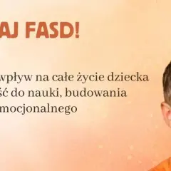 Uśmiechnięty chłopiec na tle napisu "ZATRZYMAJ FASD!". FASD wpływa na rozwój dzieci, ich naukę i relacje.