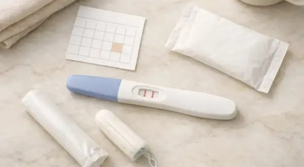 Test ciążowy z dwoma kreskami, tampony i kalendarz. Czy to skąpy okres, czy początek ciąży?
