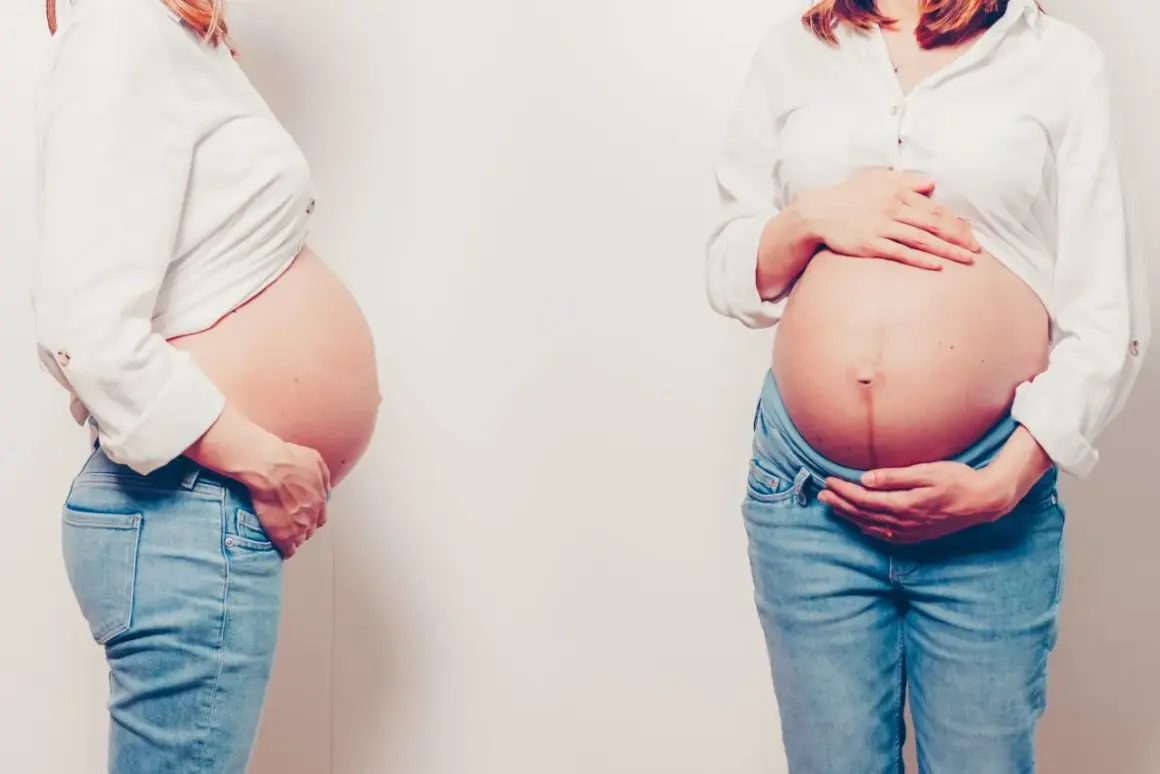 Dwa zaokrąglone brzuchy w 4 miesiącu ciąży, obie kobiety w białych koszulach i jeansach.