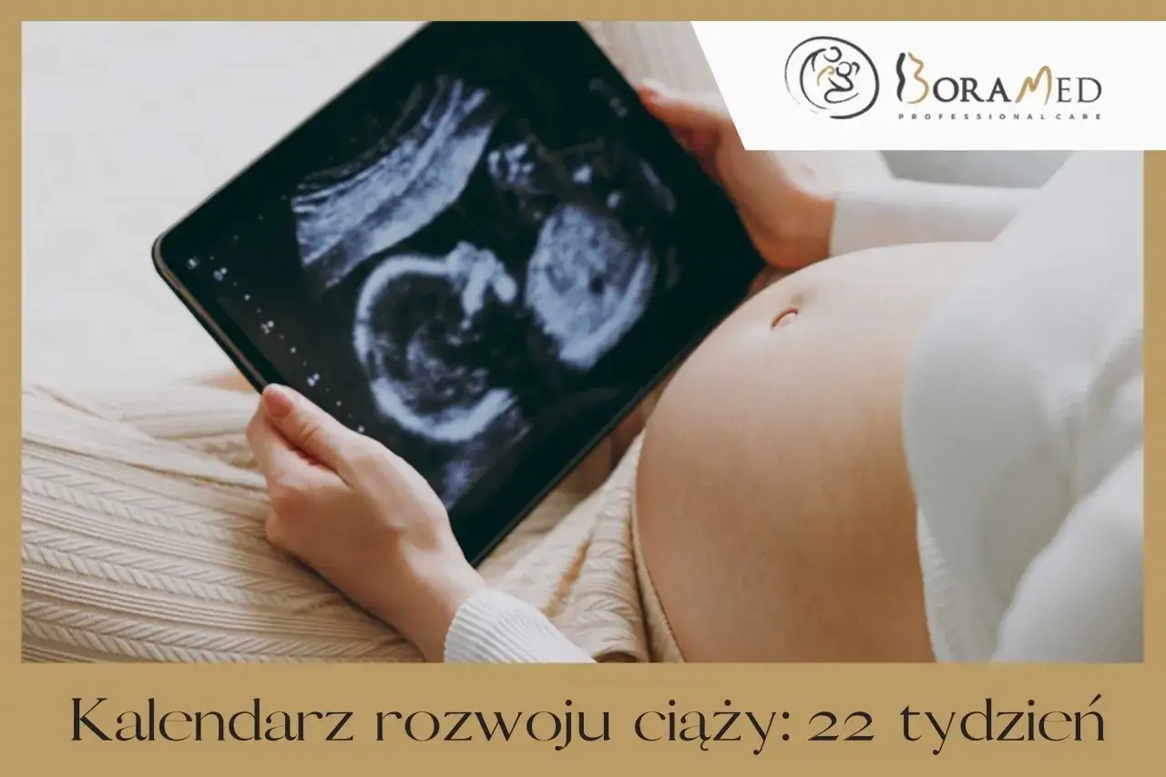 Kobieta ogląda zdjęcie USG swojego dziecka w 22 tygodniu ciąży.